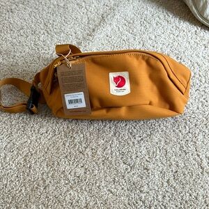 New with tags fjallraven ulvo hip pack in medium